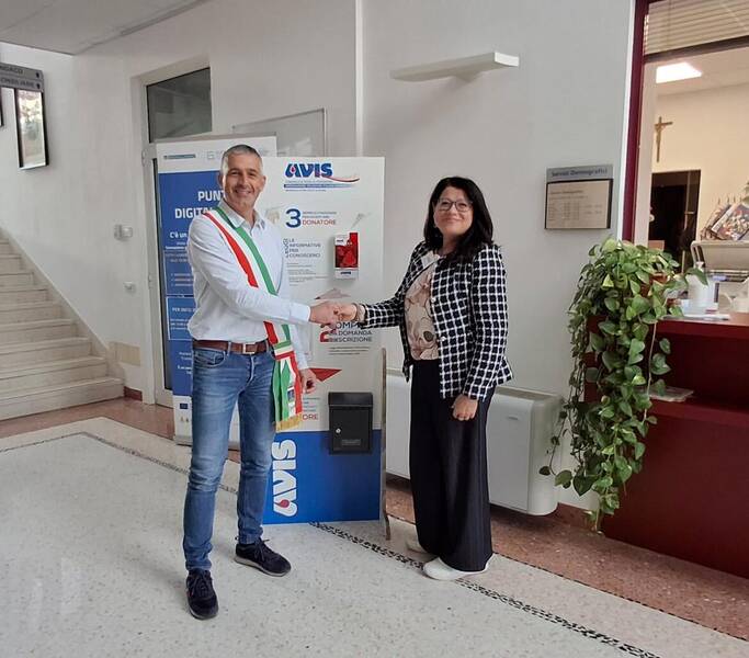 Consegna Totem informativo AVIS