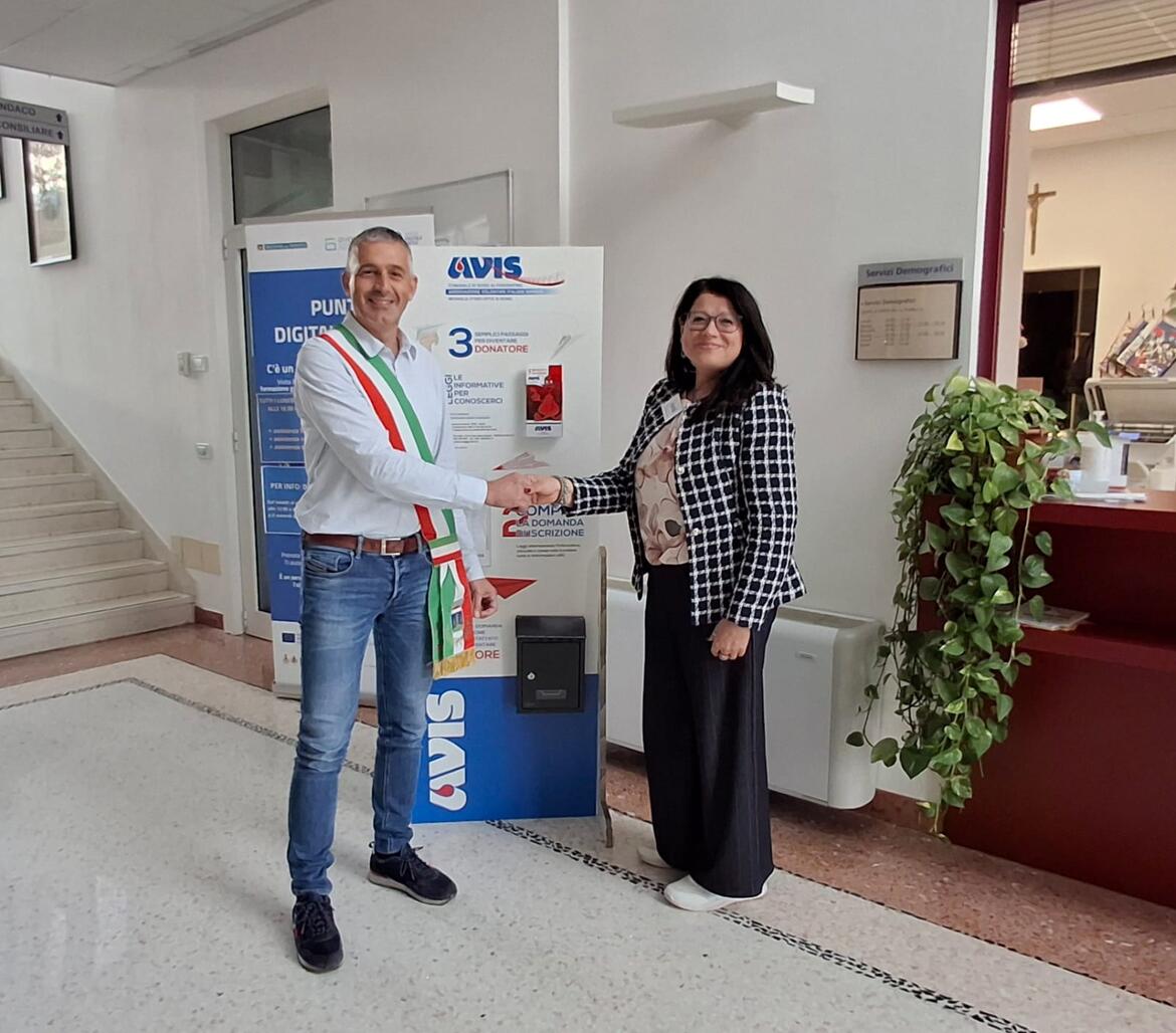 Consegna Totem informativo AVIS